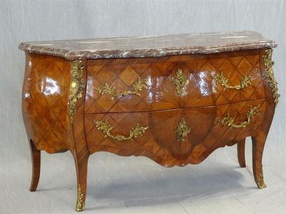 Commode tombeau en frisage de satiné, ouvrant...