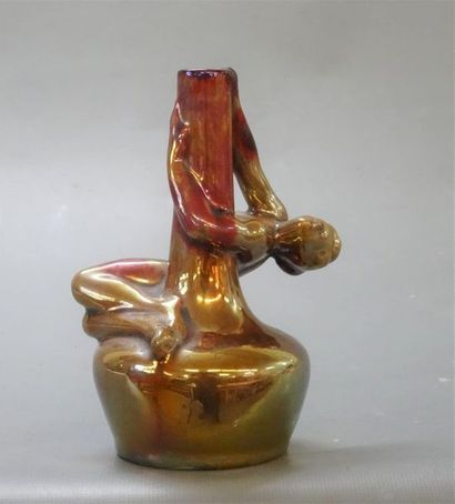 Vase à col resserré, à décor de femme.
Art...
