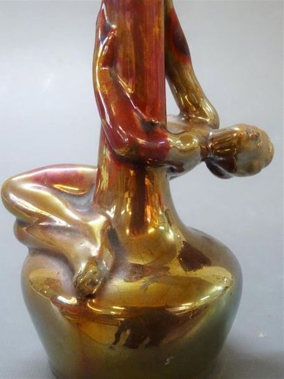 Vase à col resserré, à décor de femme.
Art...