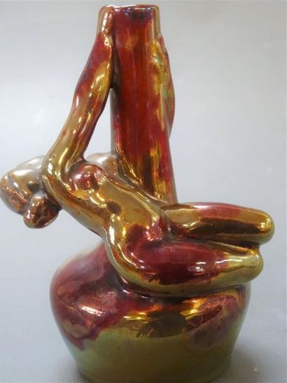 Vase à col resserré, à décor de femme.
Art...
