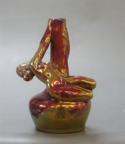 Vase à col resserré, à décor de femme.
Art...