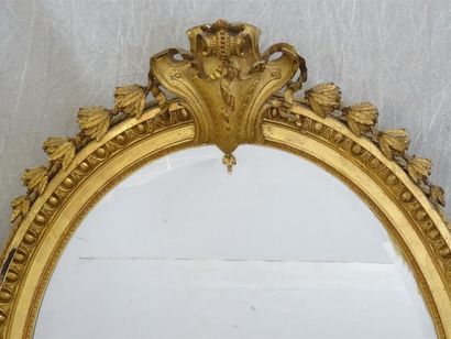 Miroir ovale bois et stuc doré. 
Fin XIX°
106...