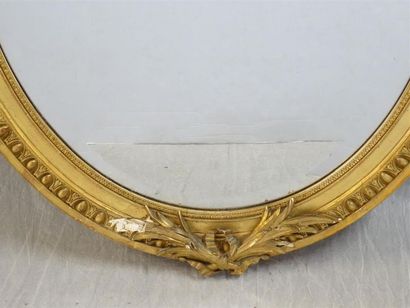 Miroir ovale bois et stuc doré. 
Fin XIX°
106...