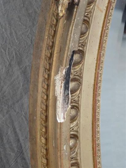 Miroir ovale bois et stuc doré. 
Fin XIX°
106...