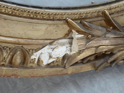 Miroir ovale bois et stuc doré. 
Fin XIX°
106...
