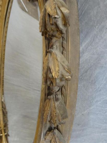 Miroir ovale bois et stuc doré. 
Fin XIX°
106...
