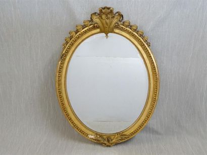 Miroir ovale bois et stuc doré. 
Fin XIX°
106...
