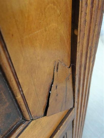 Secrétaire droit en bois fruitier mouluré...