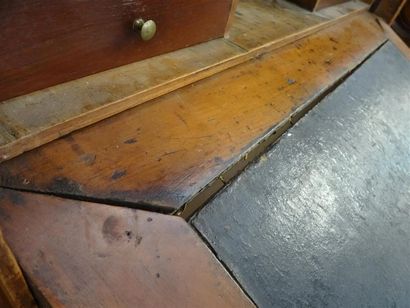 Secrétaire droit en bois fruitier mouluré...