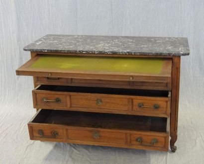 Commode à trois tiroirs et une tirette recouvert...