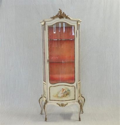 Vitrine galbée en bois laqué blanc à une...