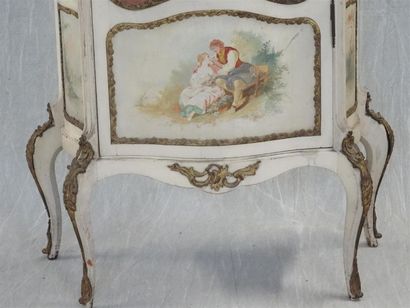 Vitrine galbée en bois laqué blanc à une...
