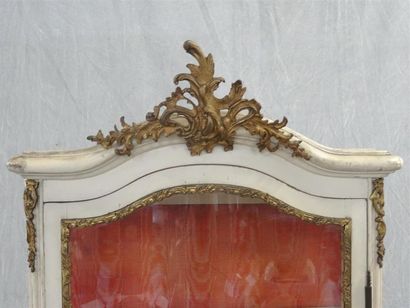 Vitrine galbée en bois laqué blanc à une...