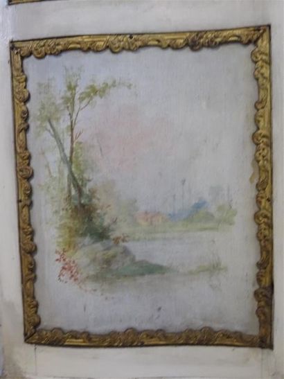 Vitrine galbée en bois laqué blanc à une...