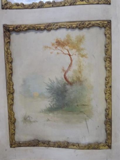 Vitrine galbée en bois laqué blanc à une...
