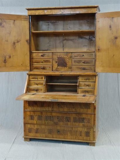 Buffet scriban en frisage de noyer et loupe.
Travail...