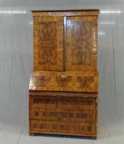 Buffet scriban en frisage de noyer et loupe.
Travail...