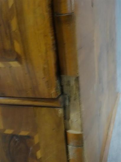 Buffet scriban en frisage de noyer et loupe.
Travail...