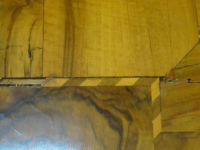 Buffet scriban en frisage de noyer et loupe.
Travail...