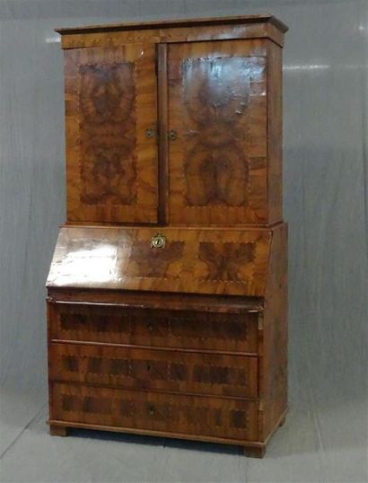 Buffet scriban en frisage de noyer et loupe.
Travail...