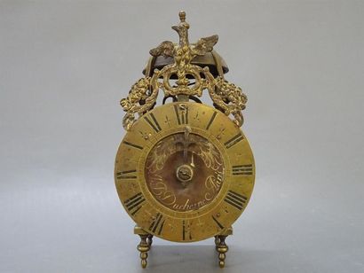 Pendule dite capucine, en laiton. Cadran...