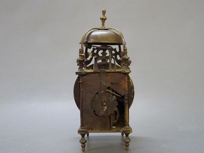 Pendule dite capucine, en laiton. Cadran...