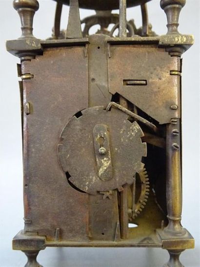 Pendule dite capucine, en laiton. Cadran...