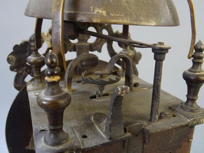 Pendule dite capucine, en laiton. Cadran...