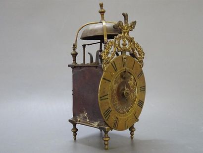 Pendule dite capucine, en laiton. Cadran...