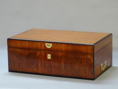 Coffret en acajou formant secrétaire de voyage,...