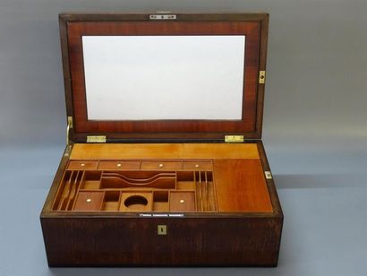 Coffret en acajou formant secrétaire de voyage,...