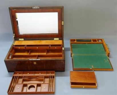 Coffret en acajou formant secrétaire de voyage,...