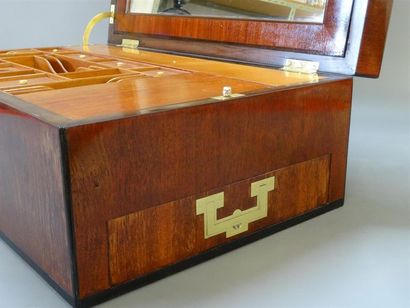 Coffret en acajou formant secrétaire de voyage,...