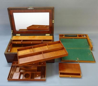 Coffret en acajou formant secrétaire de voyage,...