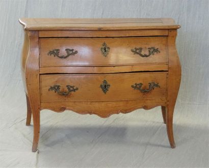 Commode galbée en merisier ouvrant à deux...