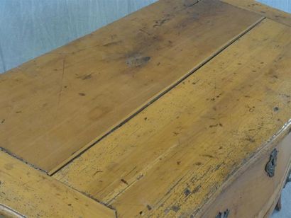 Commode galbée en merisier ouvrant à deux...