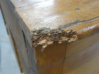 Commode galbée en merisier ouvrant à deux...