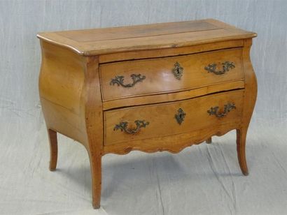 Commode galbée en merisier ouvrant à deux...