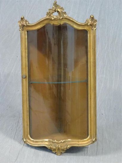 Vitrine d'angle en bois sculpté et doré,...
