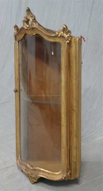 Vitrine d'angle en bois sculpté et doré,...