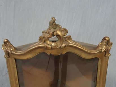 Vitrine d'angle en bois sculpté et doré,...