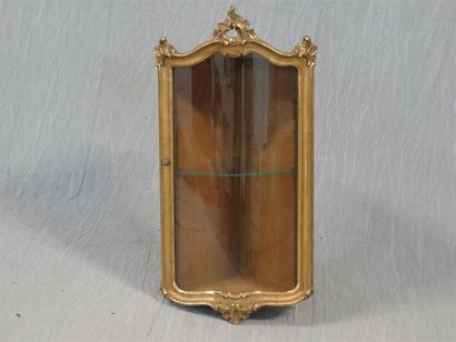 Vitrine d'angle en bois sculpté et doré,...