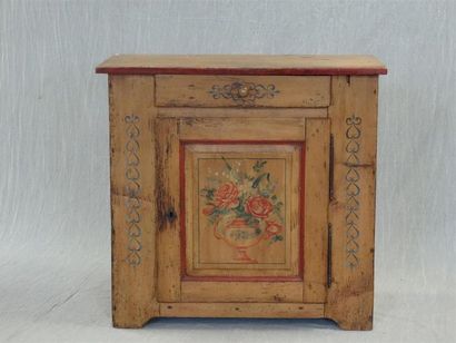 Meuble en pin ouvrant à une porte et un tiroir...