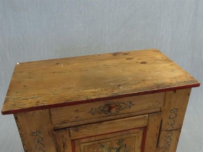 Meuble en pin ouvrant à une porte et un tiroir...