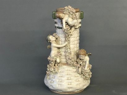 AMPHORA 
Grand vase en porcelaine à décor...