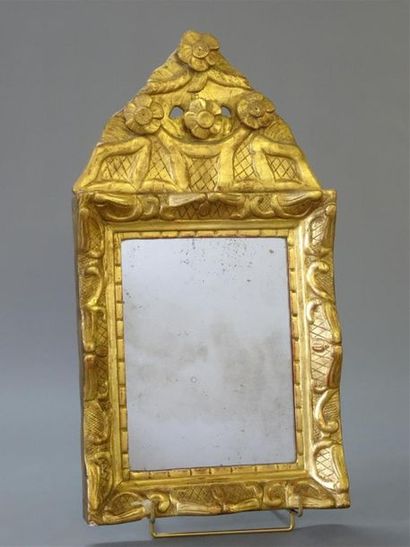 Petit miroir en bois sculpté et doré.
Epoque...