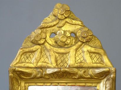 Petit miroir en bois sculpté et doré.
Epoque...
