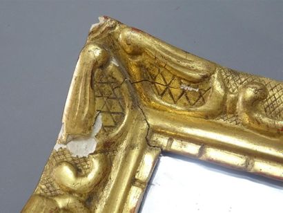 Petit miroir en bois sculpté et doré.
Epoque...