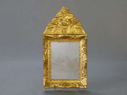 Petit miroir en bois sculpté et doré.
Epoque...