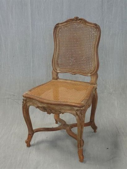 Paire de chaises en bois sculpté et canné
Epoque...